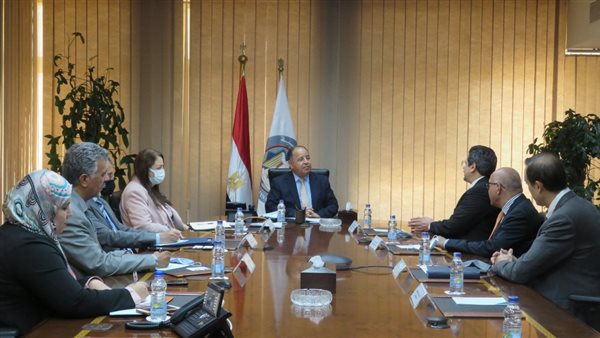 لقاء وزير المالية
