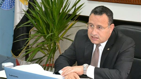 الدكتور عبد العزيز