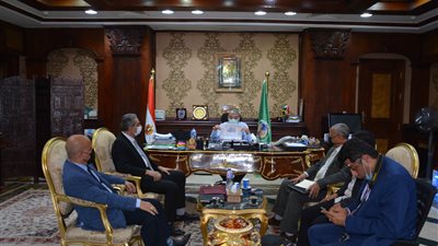 محافظ المنيا يبحث مع رئيس جهاز تنفيذ المشروعات فرص الاستثمار بالمناطق الصناعية