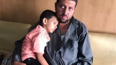 أسرة طفل تتهم طبيبا بإصابة نجله بضمور بالمخ في كفر الشيخ (فيديو)