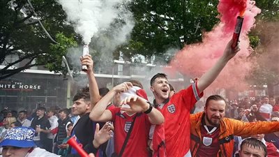 بالشماريخ.. الجماهير الإنجليزية تحتشد خارج ملعب 