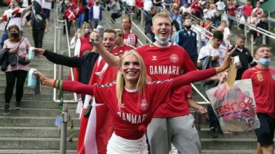 أجواء مثالية لجماهير الدنمارك أمام ملعب ويمبلي قبل مواجهة إنجلترا (صور)