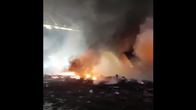 اللقطات الأولى لانفجار حاوية على متن سفينة بميناء جبل علي في دبي (فيديو)