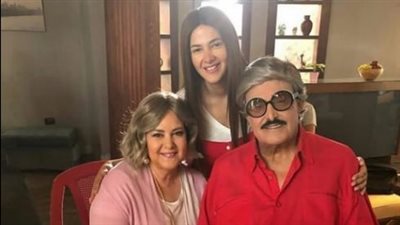 بقلب مكسور.. دنيا سمير غانم تنشر صورة بصحبة والديها على 