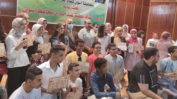 محافظ أسوان يلتقط