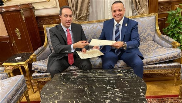 أثناء توقيع الاتفاق