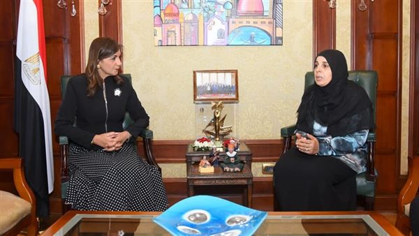 وزيرة الهجرة ووالدة