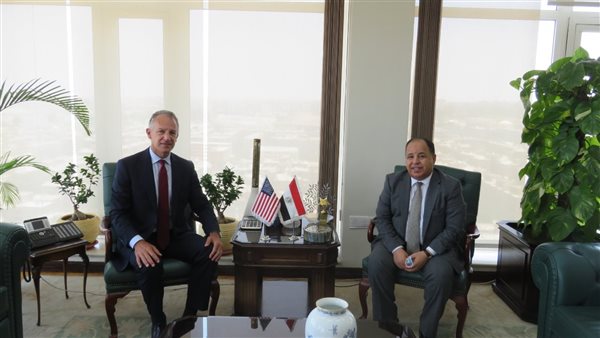 وزير المالية والسفير