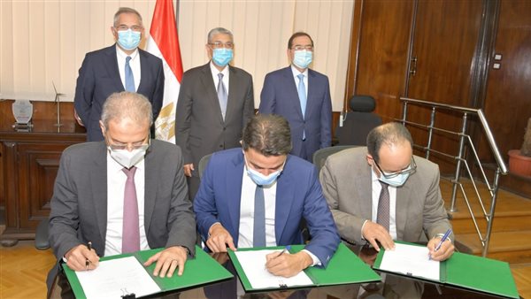 جانب من توقيع البروتوكول