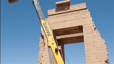 ترميم أقدم بوابة في مصر.. نكشف تفاصيل صيانة معابد الكرنك (خاص)