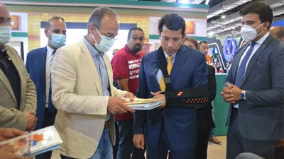 وزير الشباب والرياضة يزور معرض القاهرة الدولى للكتاب (صور)