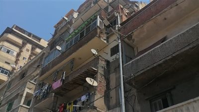 إصابة شاب وتحطم سيارة في انهيار أجزاء من عقار بالإسكندرية