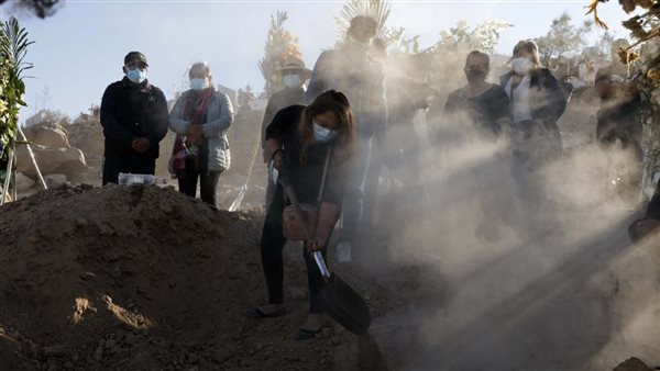 دفن منتحر بسبب كورونا