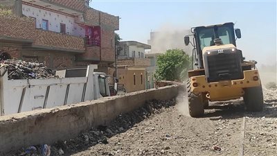 محافظ أسوان: رفع 120 طنًا من المُخلفات والقمامة بمركز كوم أمبو ودراو