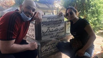 ابنا طلعت زكريا يشاركان متابعيهما الصور من أمام قبر والدهما