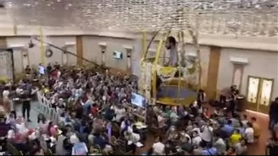 معلم يستقبل طلابه طائرًا على أنغام 