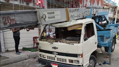 إصابة شخصين سقط عليهما 