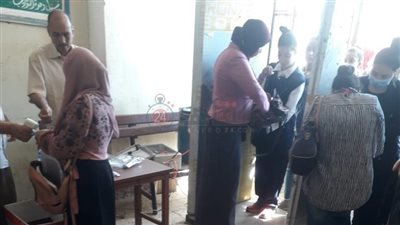 تفتيش ذاتي لطلاب الثانوية العامة قبل دخولهم الامتحانات بسوهاج (صور)