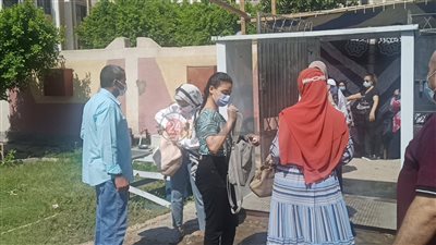 تفتيش وتعقيم طلاب المنيا قبل دخول لجان الثانوية (صور)