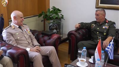 رئيس الأركان يعود إلى أرض الوطن بعد انتهاء زيارته لليونان (فيديو)