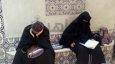 قلوبهن تنتفض.. دعوات الأمهات بالقرآن تحاوط طلاب الثانوية العامة (صور)