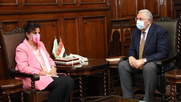 وزير الزراعة مع المدير