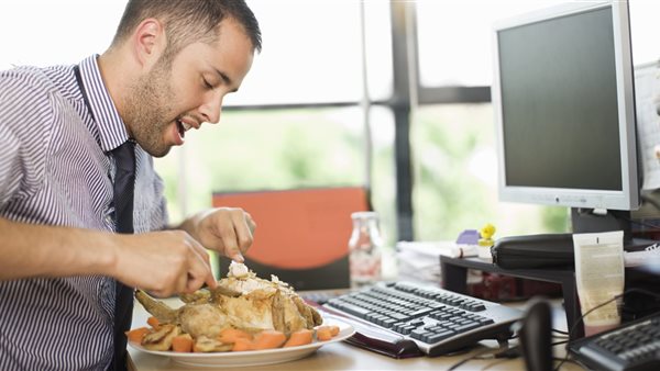 تناول الطعام أمام