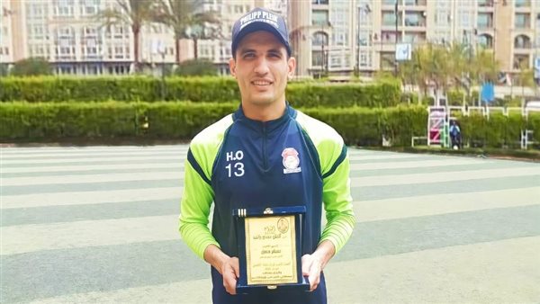 حسام حسن مع جائزة