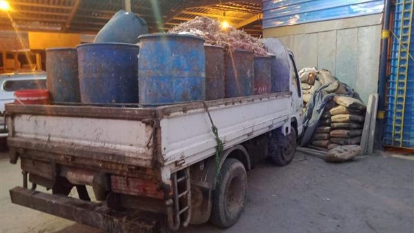 سيارة محملة بمخلفات