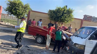 إصابة سائق بعد سقوط عمود إنارة على سيارتين في الغربية
