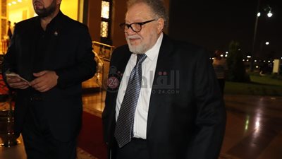 يحيى الفخراني ولميس جابر يؤديان واجب العزاء في جيهان السادات (صور)