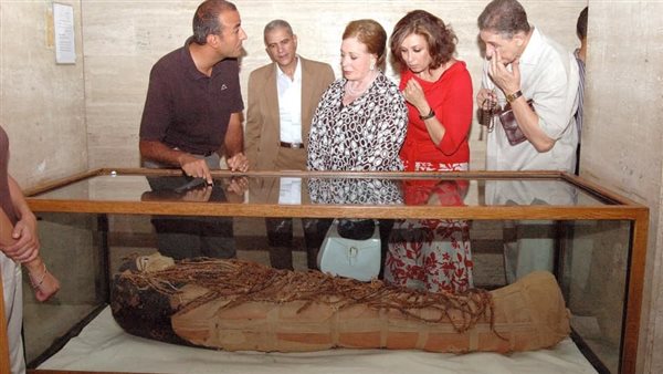 جيهان السادات مع