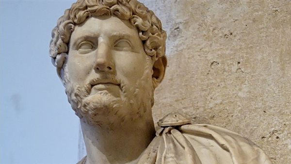 تمثال للإمبراطور