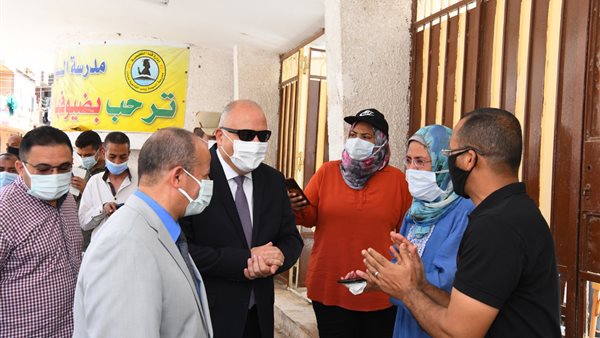 محافظ قنا مع أولياء