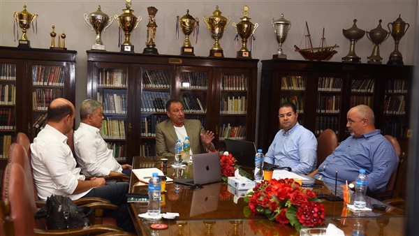 الخطيب يعقد جلسة