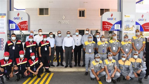 وزير البترول مع العاملين