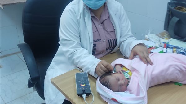 الكشف على أطفال بالمنيا