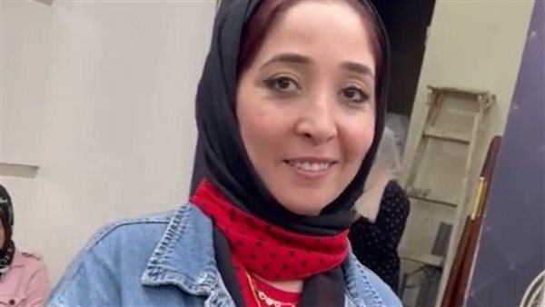 فتاة ترتدي شبكة الأسد