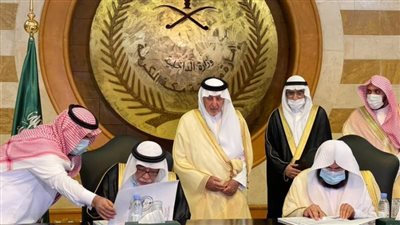 لتغييرها يوم عرفة.. أمير مكة يسلم كسوة الكعبة لكبير سدنة البيت الحرام