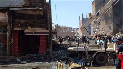 إخلاء المنازل الملاصقة لمعرض طهطا بعد تعرضه لحريق هائل