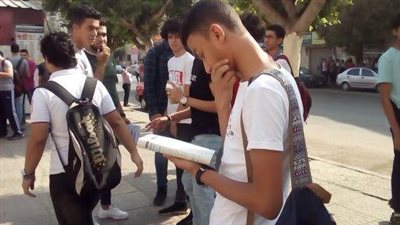 طلاب الثانوية العامة بالمنيا: امتحان اللغة العربية صعب والوقت غير كاف