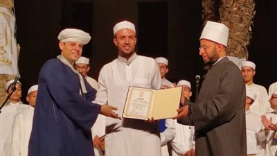  مستشار الرئيس للشئون الدينية يكرم المنشدين والمبتهلين خريجي مدرسة الإنشاد الديني (صور)