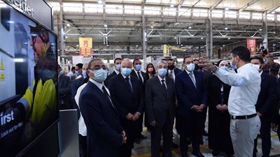 مدبولي يصل مصنع إليكتريك مصر.. والمسئولون يشيدون بدعم الحكومة للقطاع الخاص (صورة)