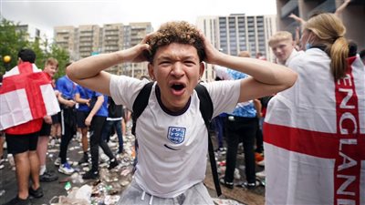 صدام عنيف بين الجماهير والشرطة الإنجليزية قبل نهائي اليورو (فيديو)