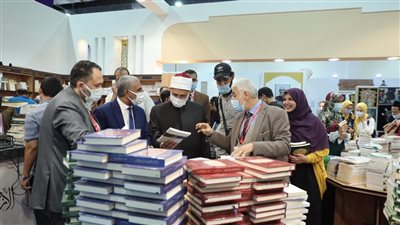 رئيس قطاع المعاهد الأزهرية يزور جناح الأزهر بمعرض الكتاب (صور)