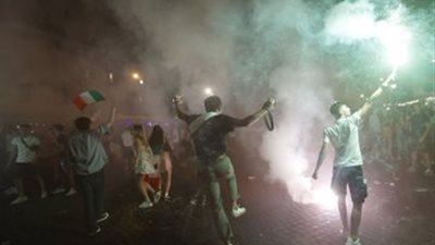 جماهير إنجلترا تعتدي على مشجعي إيطاليا في محيط 