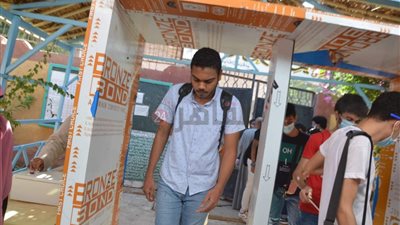 بدء دخول طلاب الشعبة العلمية بالأقصر اللجان استعدادا لأداء امتحان اللغة الإنجليزية