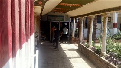 توافد طلاب الشعبة العلمية على اللجان لأداء امتحان اللغة الثانية بأسوان