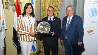 وزيرة الهجرة تهدي محافظ الإسكندرية وممثلي الجاليتين اليونانية والقبرصية درع 