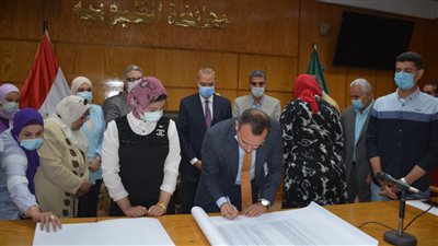محافظ القليوبية يشهد مراسم توقيع كشوف المستحقين لسكن كريم